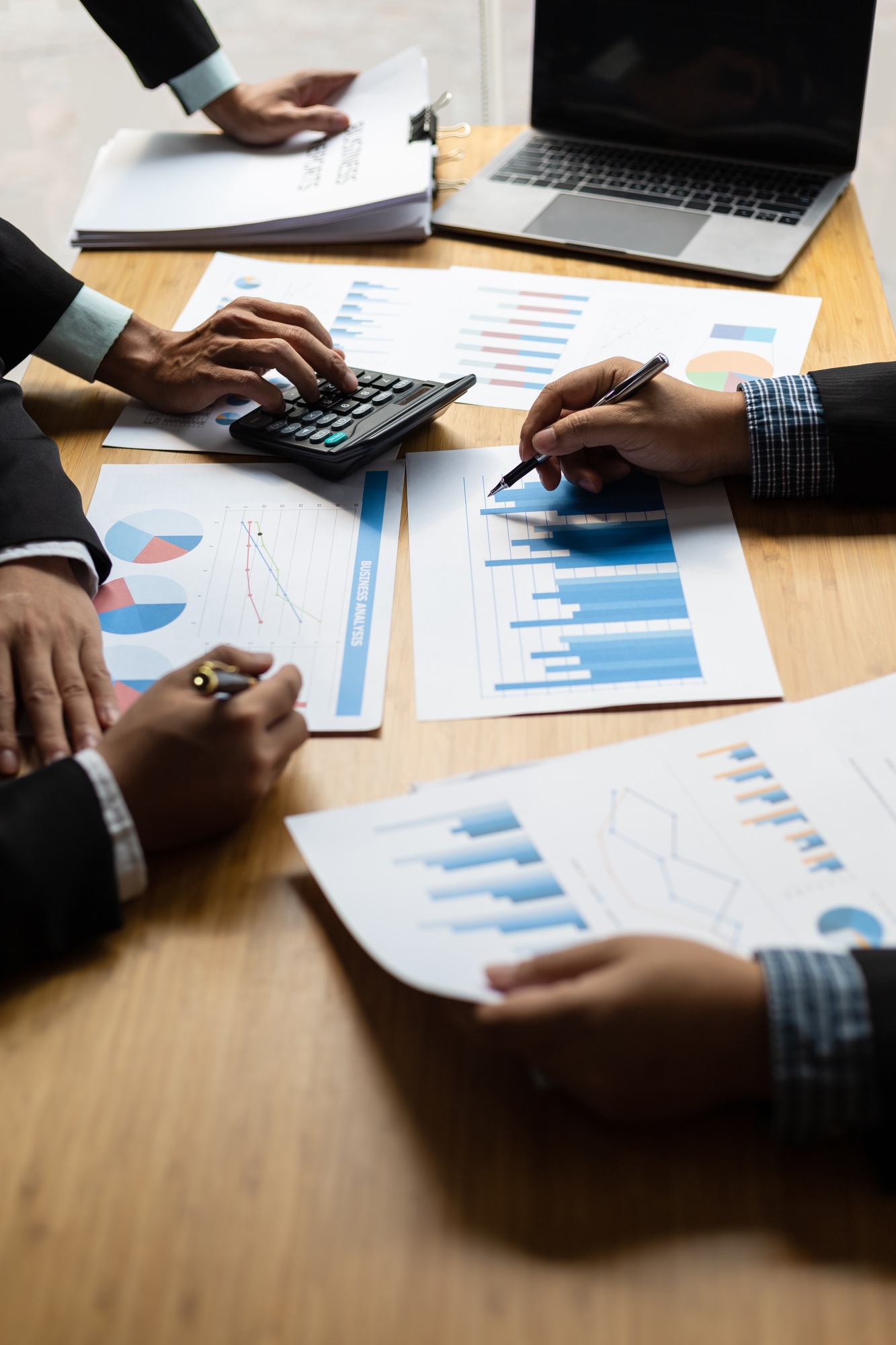 Business consulting meeting discuss financial analysis and investment strategy planning, accounting.